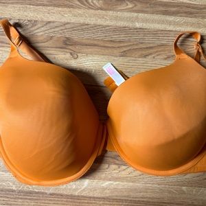 40D Bra from Victoria Secret. Worn a few times.